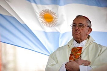 El cardenal Jorge Bergoglio oficia