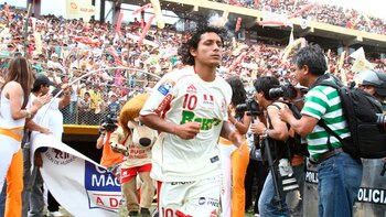 Gustavo Rodas entrando a escena en el estadio Heraclio Tapia, feudo del León de Huánuco. - Crédito: GLR
