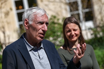 Cécile Kohler y Jacques Paris regresaron a Francia tras estar presos en Irán (AP)