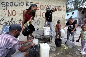 Personas recogen agua en el