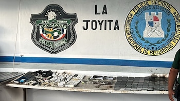 Entre los objetos decomisados figuraban 356 televisores, 451 teléfonos celulares y decenas de equipos de comunicación. Cortesía Ministerio de Seguridad
