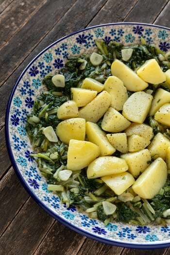 Acelgas con patatas (Adobe Stock)