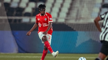 Kevin Becerra, con protector facial, saliendo con balón dominado en el desquite contra Botafogo. - Crédito: AFP