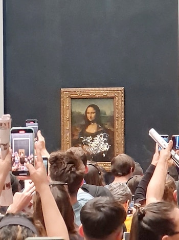 El 80 por ciento de los visitantes del Louvre ingresan exclusivamente para ver la Mona Lisa de Da Vinci (Twitter/@klevisl007/via REUTERS)