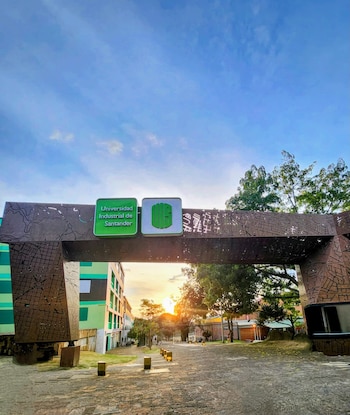 La Universidad Industrial de Santander cuenta con acreditaciones y reconocimientos nacionales e internacionales por sus programas académicos y procesos de formación. - crédito UIS