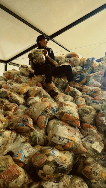 Cerca de 3.000 voluntarios sostienen el centro de acopio las 24 horas para recibir, clasificar, empacar y despachar donaciones - crédito @gruposencia/Instagram