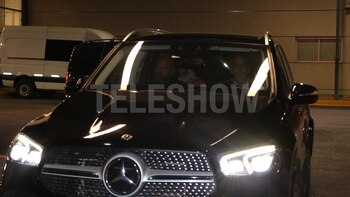 El cantante abordó una camioneta