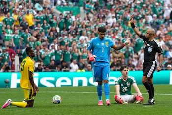 La expulsión de Sphephelo Sithole fue correcta porque impidió una ocasión manifiesta de gol de Brian Gutiérrez, según el análisis de Andy Davies-crédito Natacha Pisarenko/AP Foto