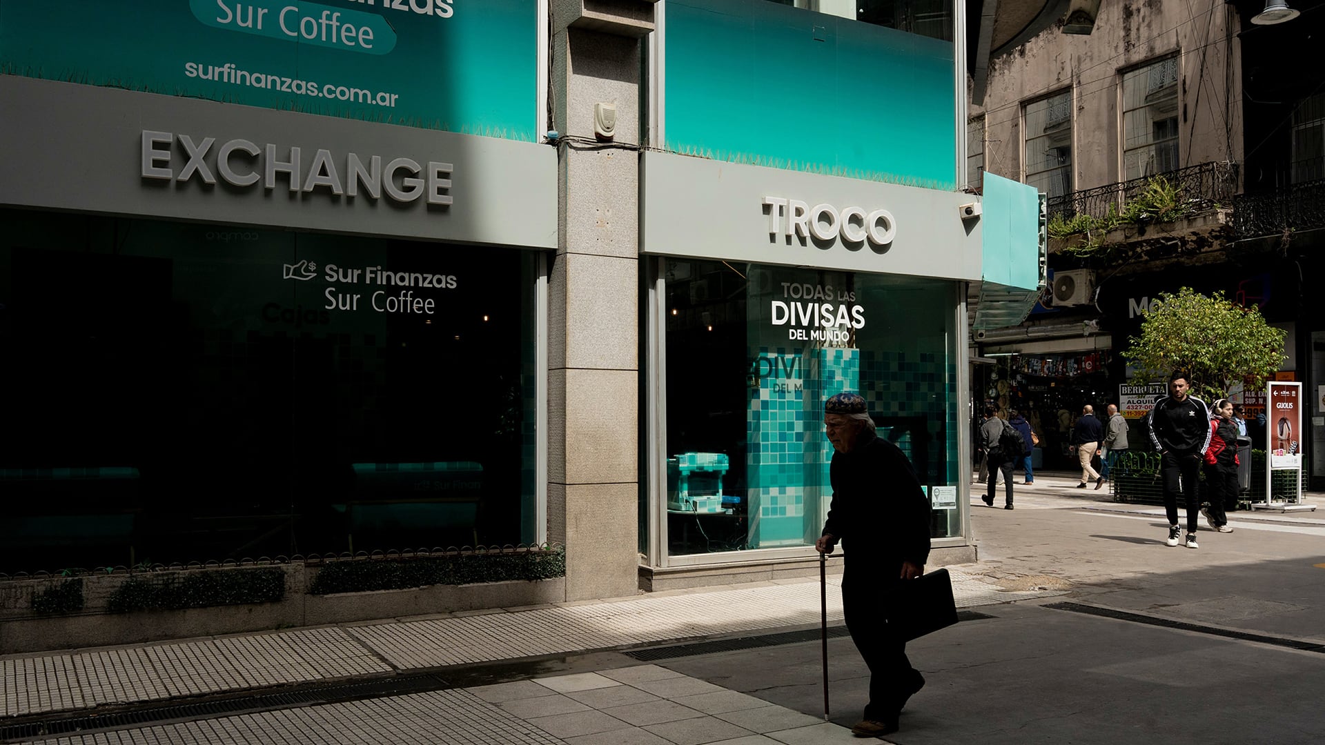 Los movimientos del Banco Central impulsan la competencia entre bancos por captar depósitos (Bloomberg)