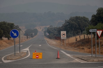 Una carretera cortada por el incendio forestal, a 27 de julio de 2026, en Mijares. (Alberto Ortega/Europa Press)