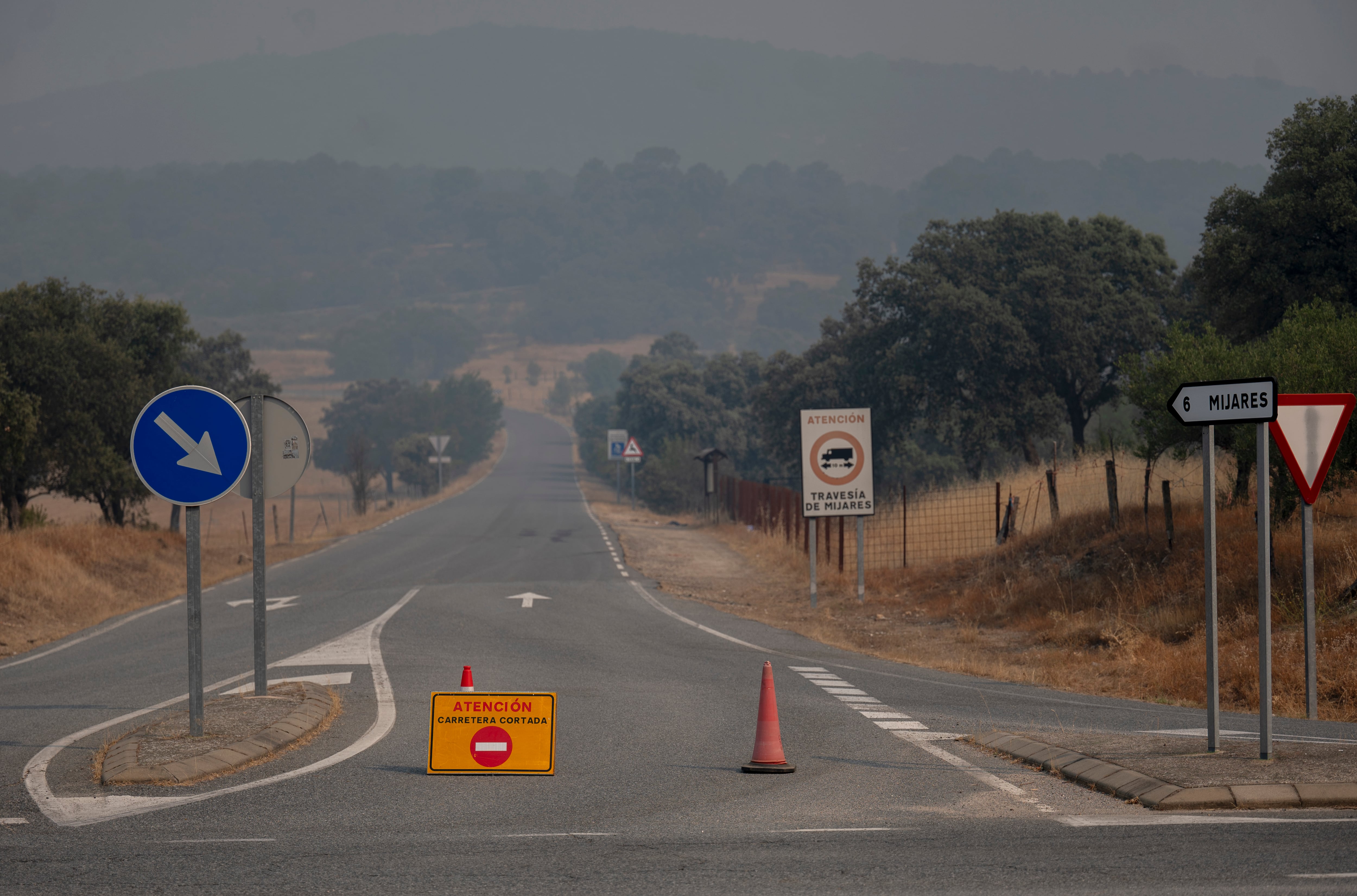Una carretera cortada por el incendio forestal, a 27 de julio de 2026, en Mijares. (Alberto Ortega/Europa Press)