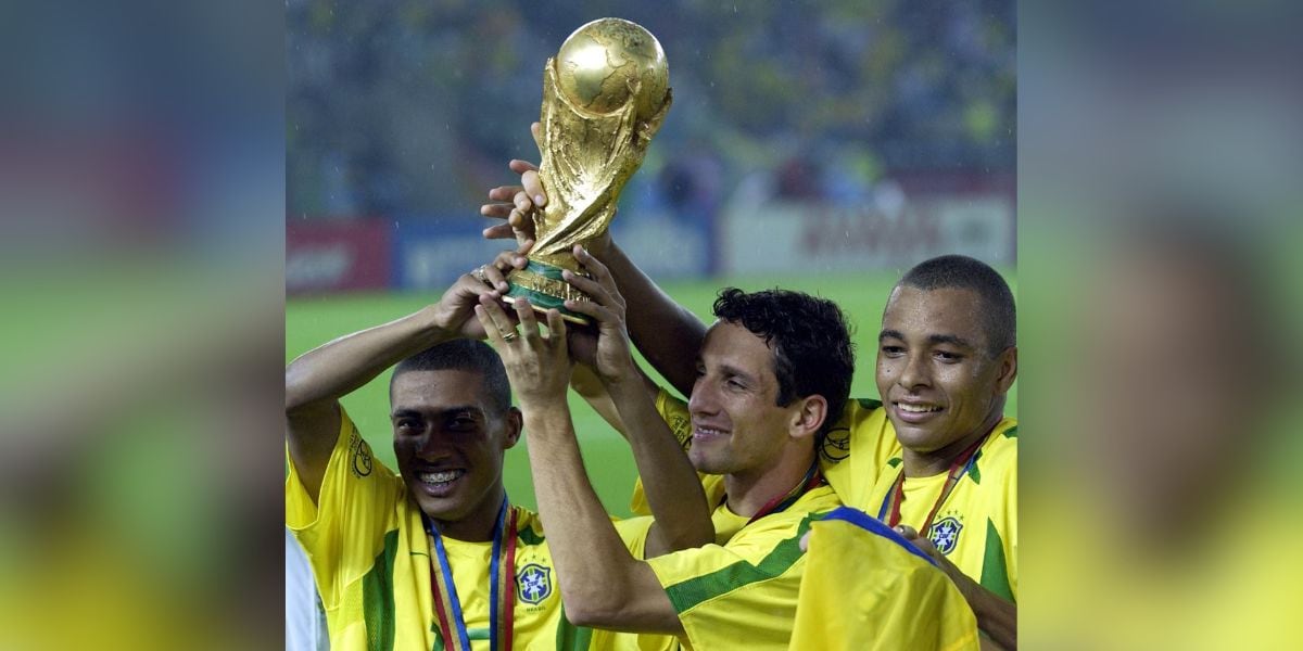 Kleberson, Rivaldo y Gilberto Silva levantando la quinta copa del mundo de Brasil, obtenida en el Mundial 2002 (Facebook/FIFA)