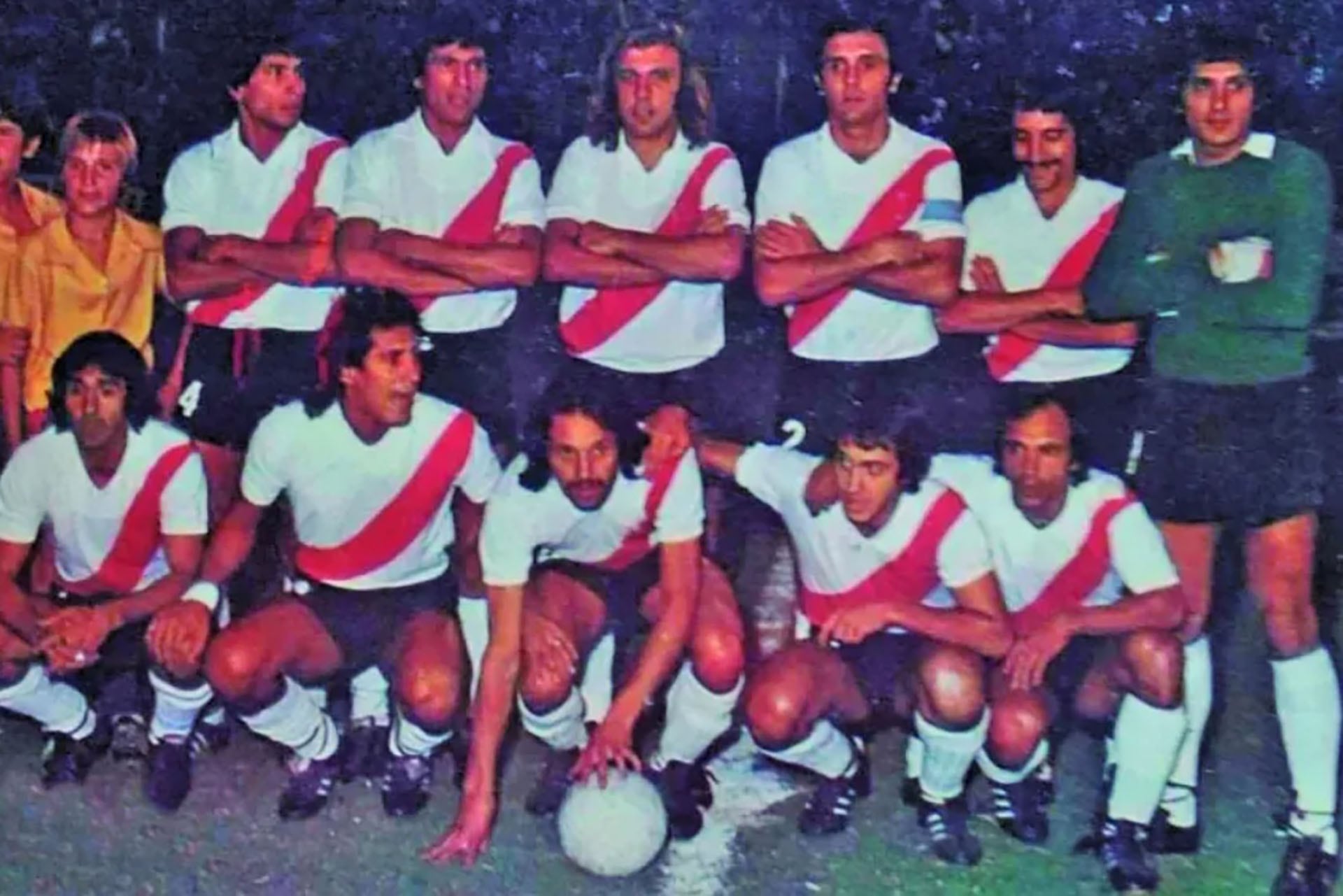 El equipo campeón del Nacional '75. Parados: Pablo Comelles, Daniel Passaella, Reinaldo Merlo, Roberto Perfumo, Héctor López y Ubaldo Fillol. Agachados: Pedro González, Juan José López, Leopoldo Luque, Norberto Alonso, Oscar Mas