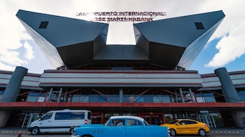 Las aerolíneas que aún operan sostienen la conexión de la diáspora con Cuba pese a la escasez de combustible