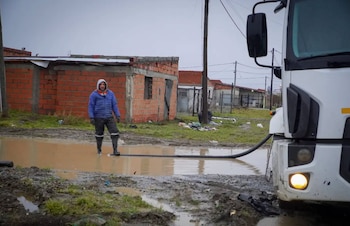 Operación de drenaje en un camino anegado por las intensas lluvias en el sur