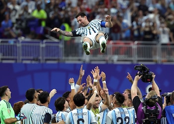Jugadores de Argentina levantan a su compañero Lionel Messi (c) al finalizar el partido de octavos de final del Mundial de la FIFA 2026 entre Argentina y Egipto en el estadio Mercedes-Benz en Atlanta (Estados Unidos). EFE/ Cristobal Herrera-Ulashkevich
