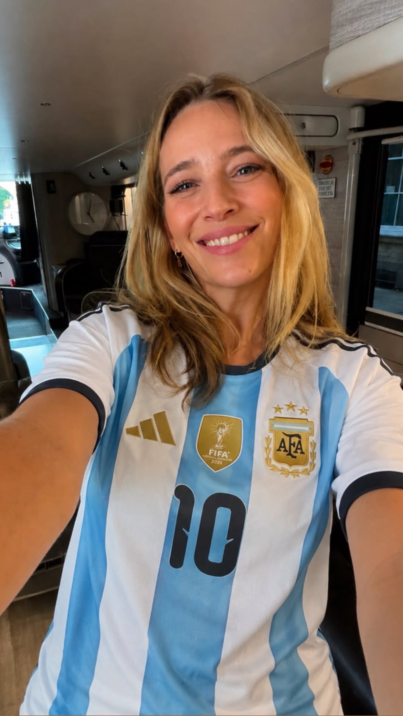 A la distancia, Luisana se mostró con con la camiseta de la selección