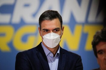 Spain's Prime Minister Pedro Sanchez looks on as he visits a Ukrainian refugees reception centre in Malaga, southern Spain, April 20, 2022. REUTERS/Jon Nazca