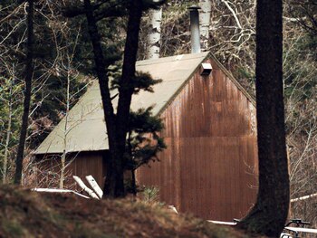 Ted Kaczynski, conocido como el Unabomber, vivió aislado en una cabaña en Montana desde donde diseñó y ejecutó una campaña de atentados que dejó tres muertos y 23 heridos entre 1978 y 1995. (AP/Elaine Thompson)
