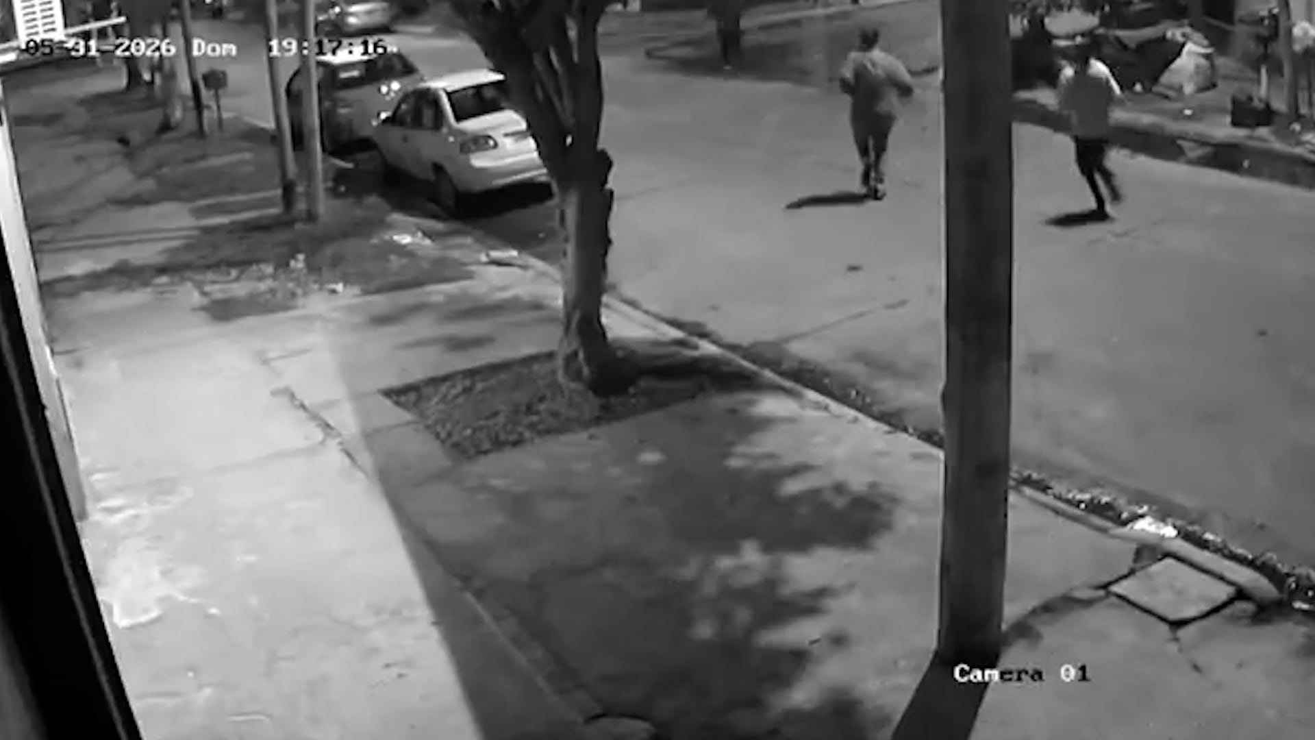 Las cámaras de seguridad habrían registrado a los agresores dándose a la fuga (Captura de video)