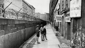 De un lado del muro,