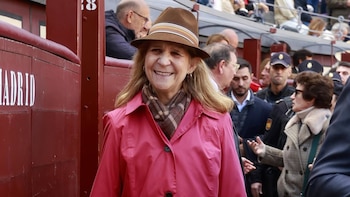 La infanta Elena arropa a Gonzalo Caballero en su homenaje a María, 'la princesa futbolera guerrera', en Las Ventas