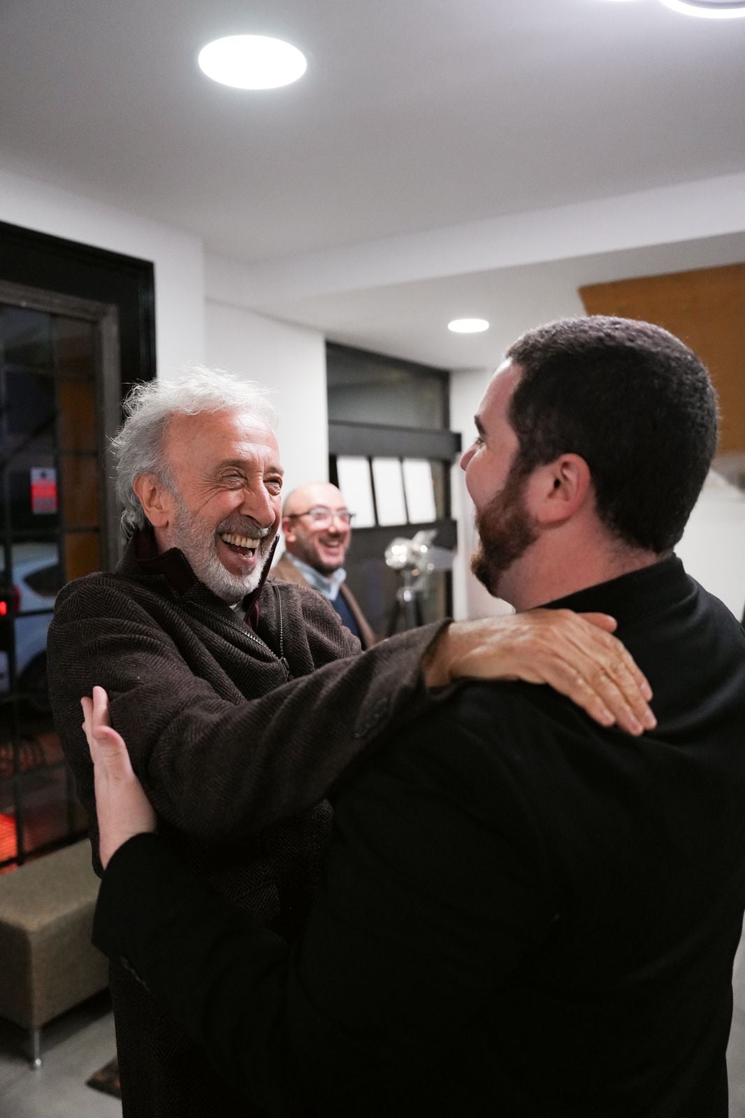 Eduardo Blanco abraza a Gastón Cocchiarale con una carcajada, celebrando la inauguración del Teatro Almagna