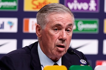 El seleccionador de Brasil, el italiano Carlo Ancelotti, habla durante la rueda de prensa en la que anunció la lista de los 26 convocados para el Mundial 2026 en Río de Janeiro (EFE/ Andre Coelho)
