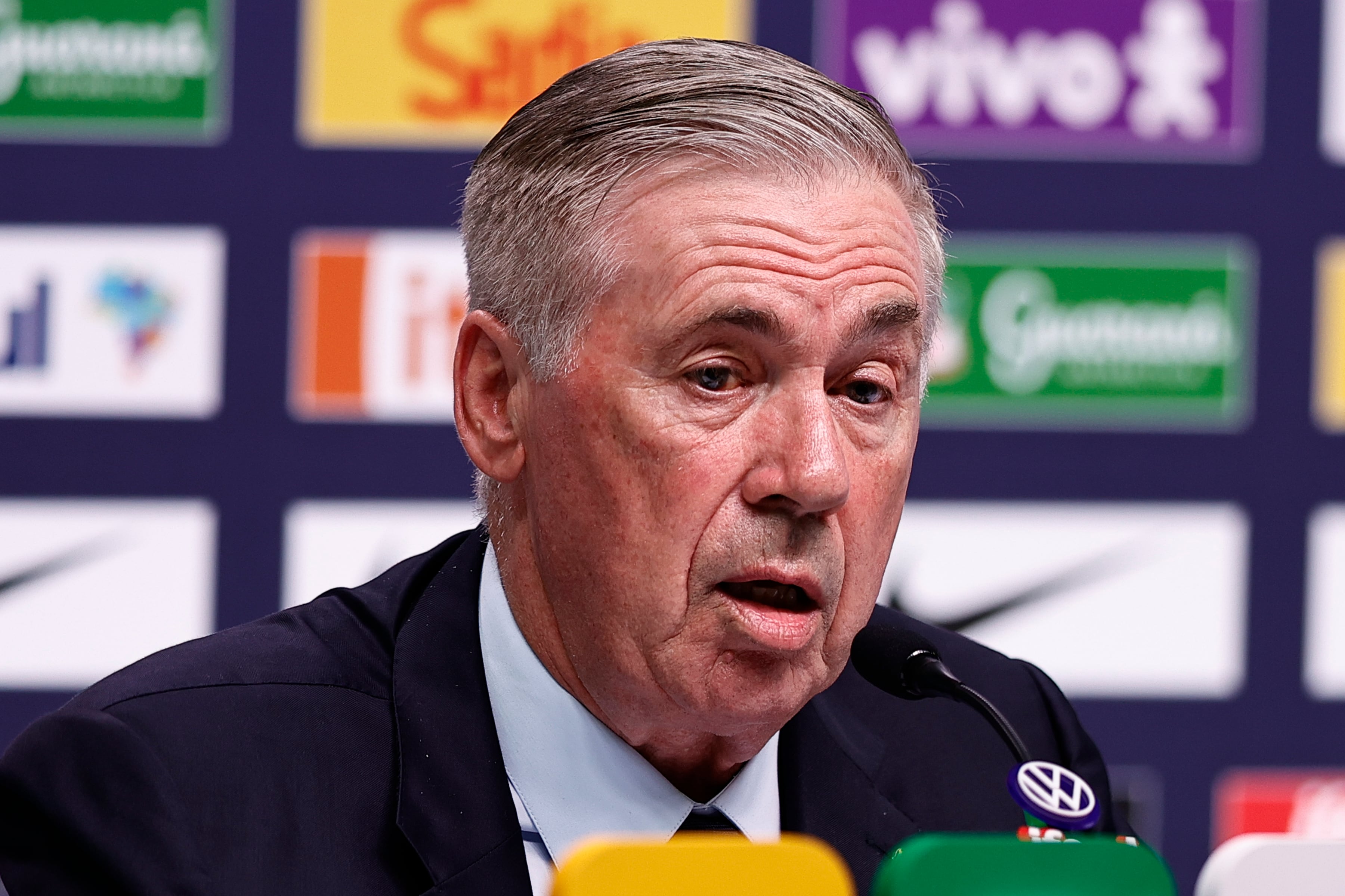 El seleccionador de Brasil, el italiano Carlo Ancelotti, habla durante la rueda de prensa en la que anunció la lista de los 26 convocados para el Mundial 2026 en Río de Janeiro (EFE/ Andre Coelho)