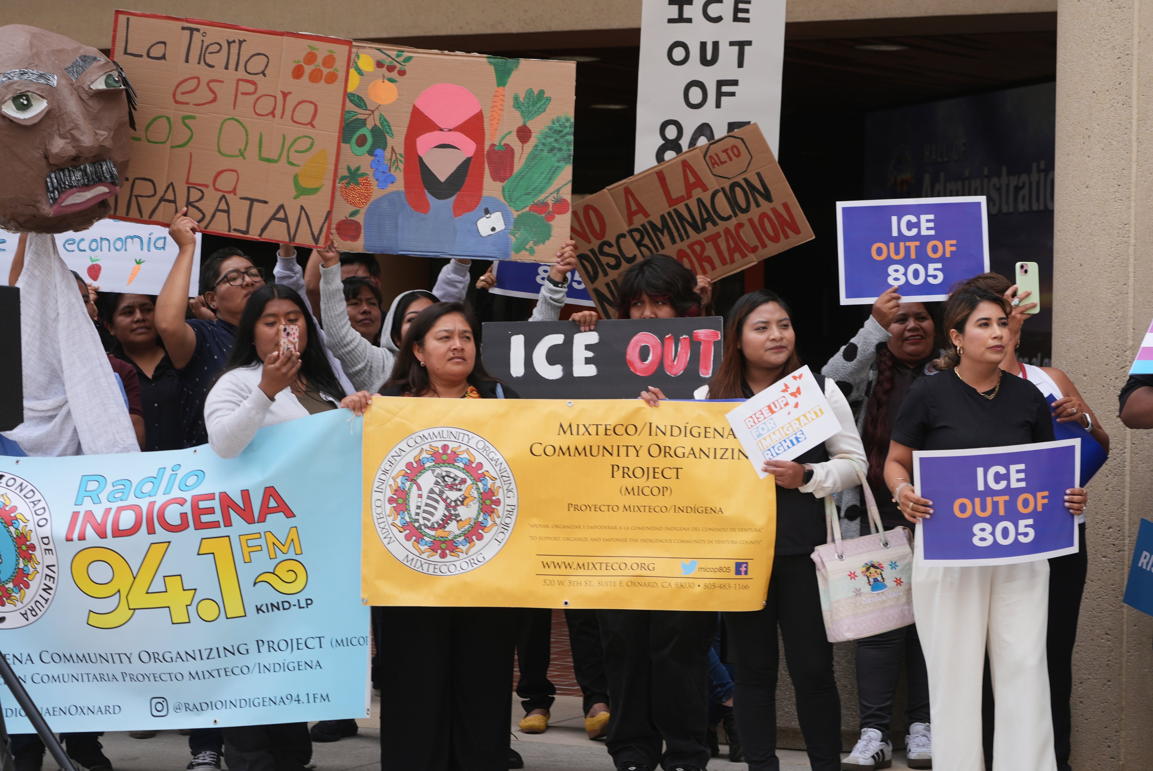 Protestas en Ventura tras arrestos en operativos de inmigración. (AP Foto/Damian Dovarganes)