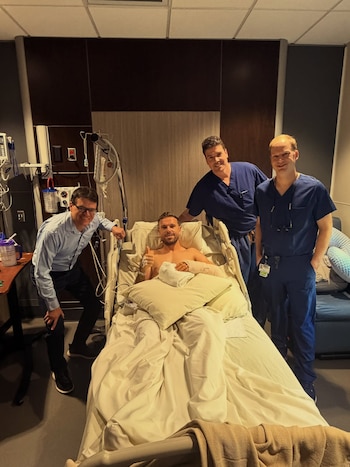 La foto que compartió el inglés Jordan Henderson en el hospital tras ser operado de su muñeca izquierda (Instagram)