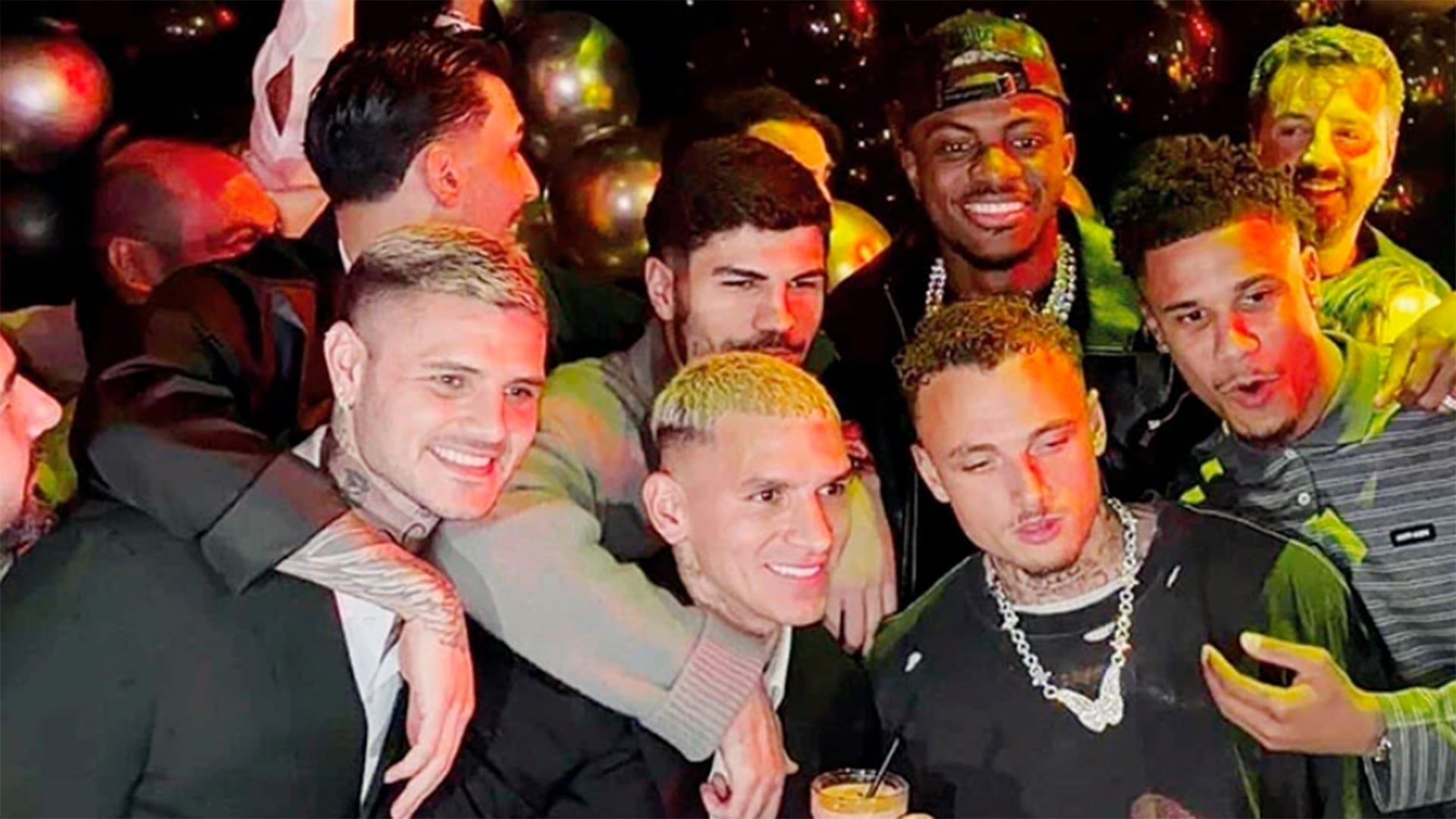 Mauro Icardi y Lucas Torreira posan sonrientes junto a un grupo de compañeros del Galatasaray