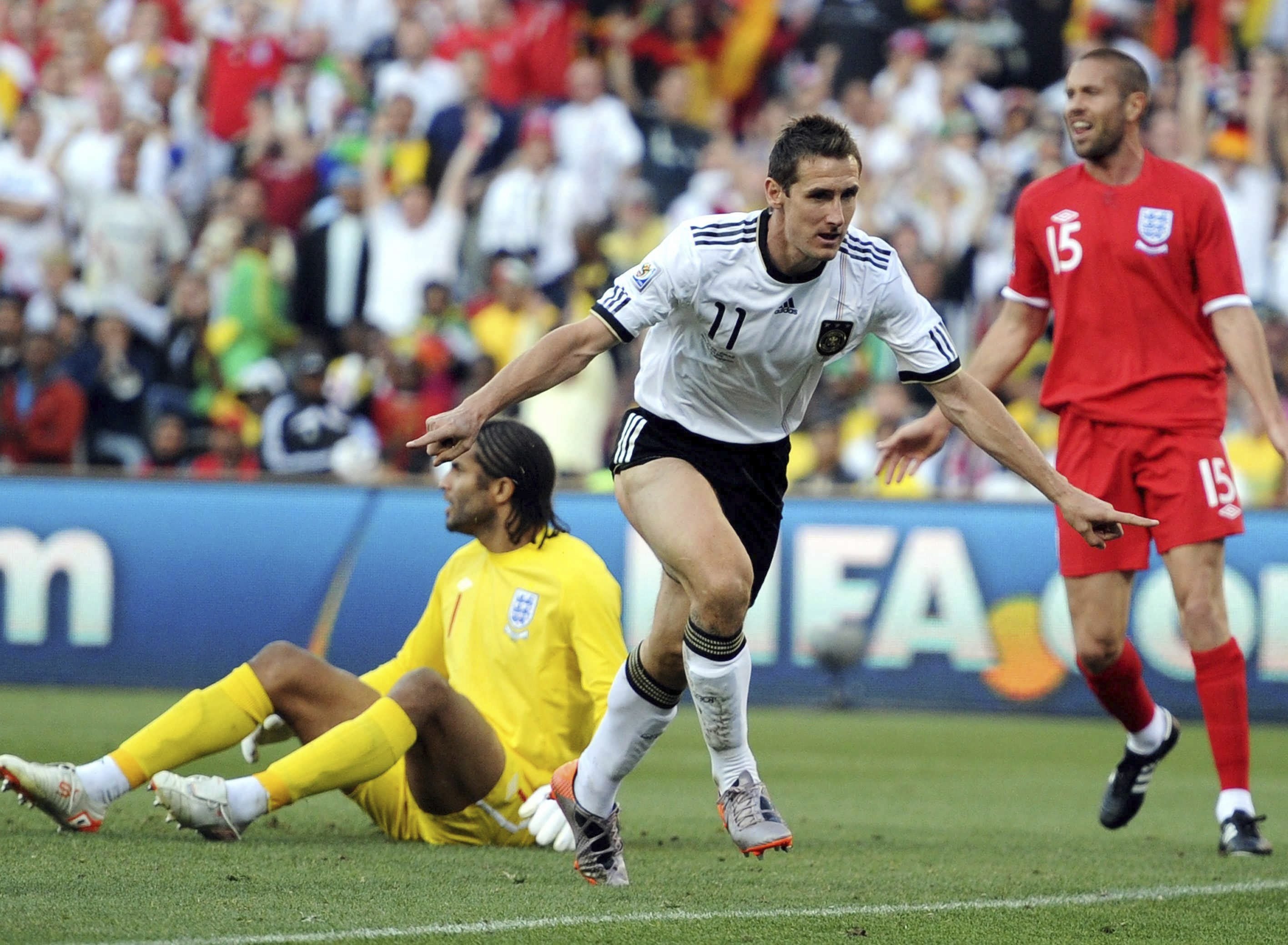 Miroslav Klose festeja un gol para la selección de Alemania en un partido del Mundial frente a Inglaterra (EPA/Bernd Weissbrod)