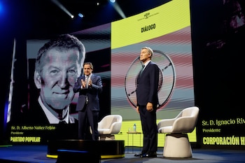 El líder del PP, Alberto Núñez Feijóo, interviene en el XXIX Congreso Nacional de la Empresa Familiar, este lunes en Madrid. (EFE/ Mariscal)