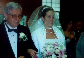 Sylvia San Pío Resta del brazo de su padre para llegar hasta el altar el día de su boda (Living Memoria)