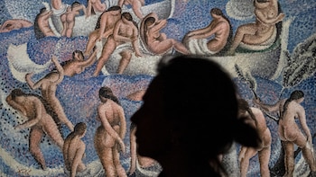 Una mujer rusa camina delante