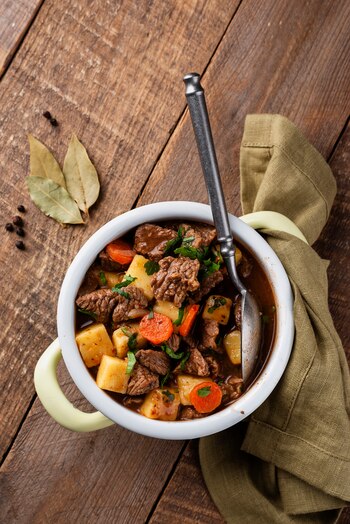 Esta receta de goulash rinde