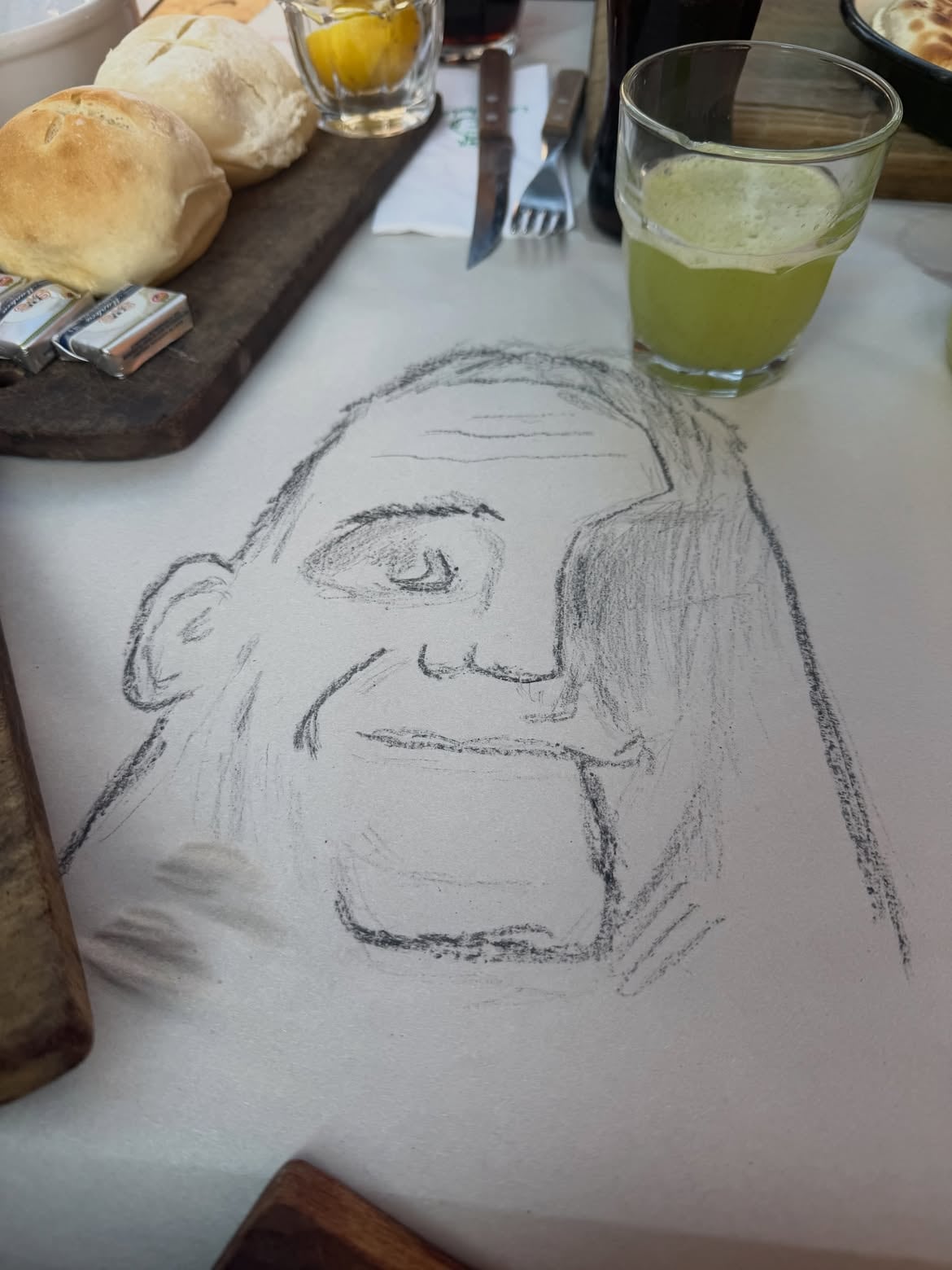 Un dibujo que Luck Ra improvisó en un mantel de papel