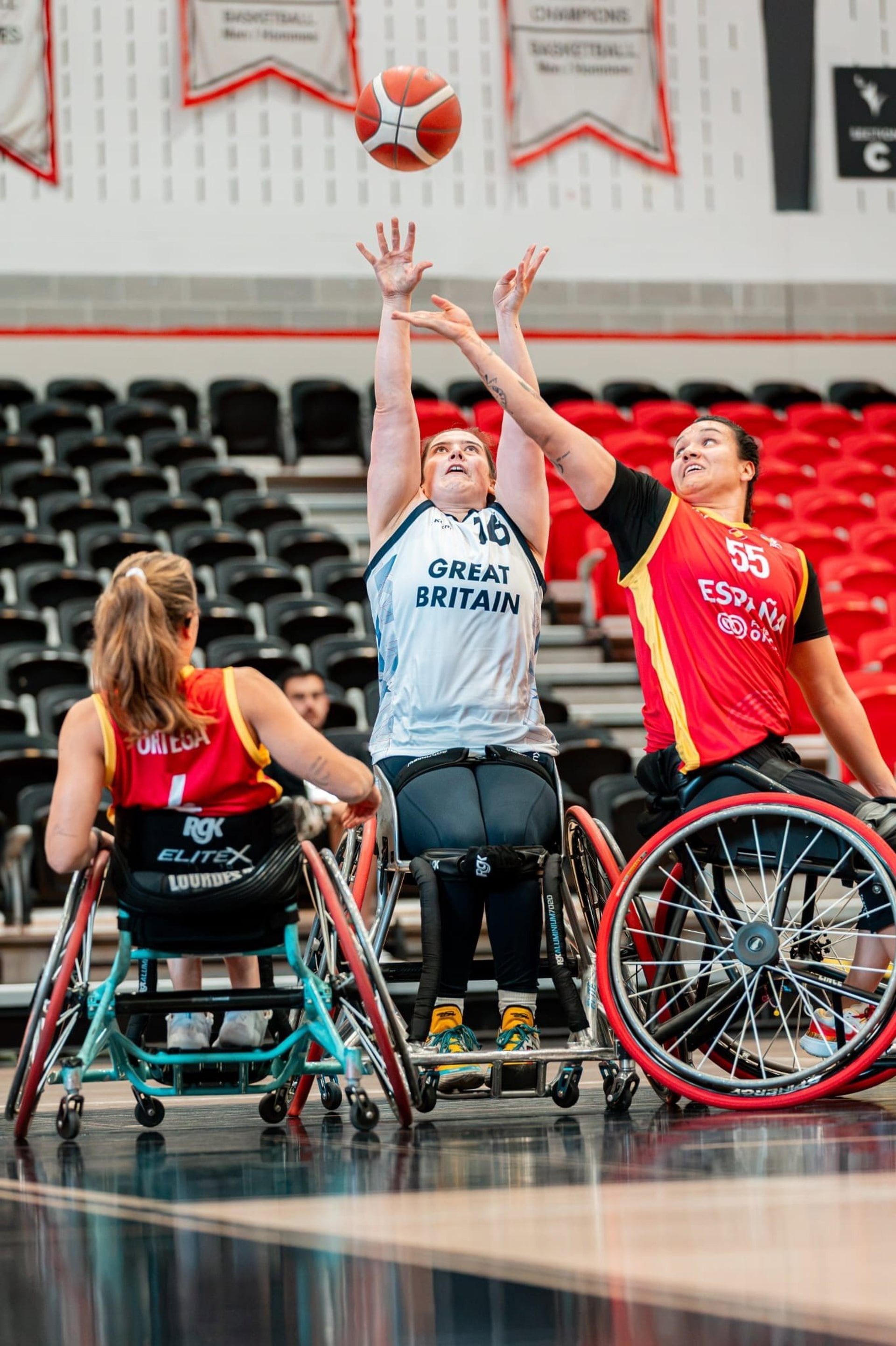 13/09/2026 Imagen del partido entre España y Gran Bretaña del Mundial de Baloncesto en Silla de Ruedas 2026.
Las selecciones españolas masculina y femenina sumaron nuevas derrotas en el Mundial de Baloncesto en Silla de Ruedas que se está disputando en la localidad canadiense de Ottawa tras caer este sábado ante Japón (60-54) y Gran Bretaña (85-54), respectivamente.
NORTEAMÉRICA DEPORTES CANADÁ
BSR ESPAÑA