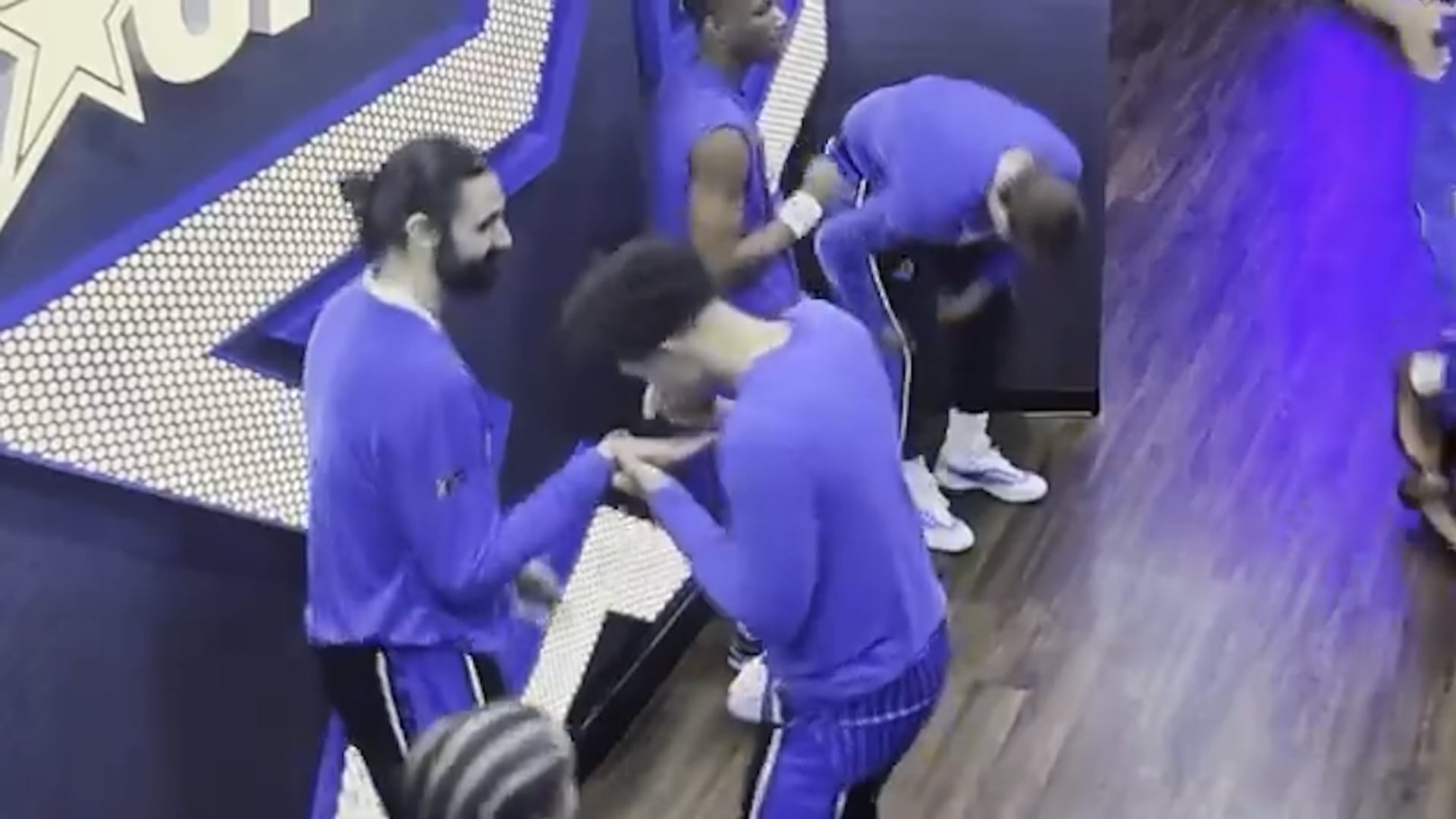 Noah Penda y Goga Bitadze, de Orlando Magic, realizaron un saludo que despertó críticas antes del partido ante Detroit Pistons por los Playoffs de la NBA (captura de video)