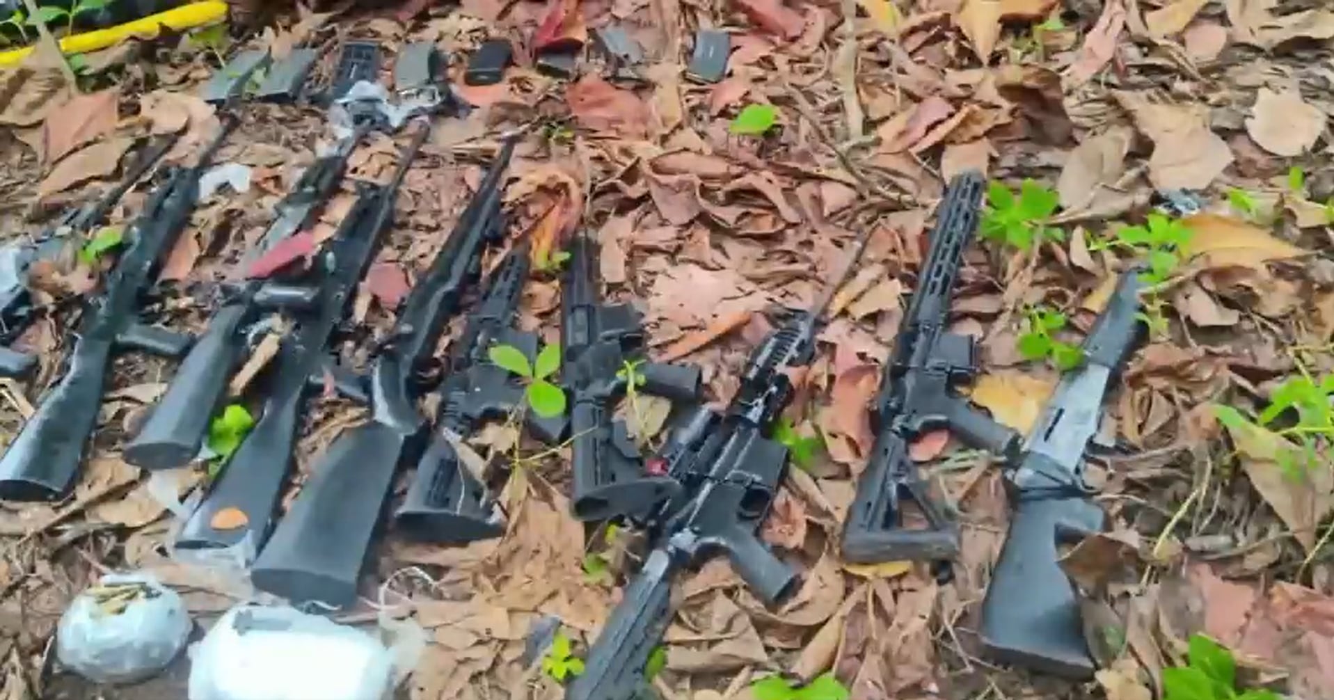 Incautaron 27 fusiles de las Autodefensas Conquistadoras de la Sierra Nevada en Santa Marta - crédito Captura de video @ABDELAESPRIELLA/X