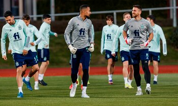 Los guardametas de la selección española de fútbol, Robert Sánchez (c) y Unai Simón (d), durante un entrenamiento del combinado español en la Ciudad del Fútbol de Las Rozas, como preparación al primer encuentro de clasificación para el Mundial 2022. EFE/RFEF