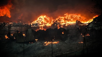 La región de Atenas, en máxima alerta debido a los incendios que siguen avanzando por los fuertes vientos
