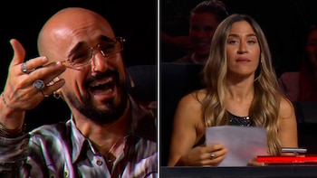 Pantalla dividida: hombre calvo y barbudo con gafas ríe a la izquierda; mujer rubia con blusa de lentejuelas mira seriamente a la derecha, sosteniendo un papel