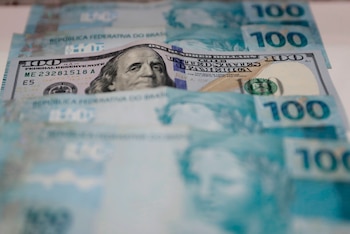 Vista de billetes de dólar y real. EFE/Fernando Bizerra Jr./Archivo