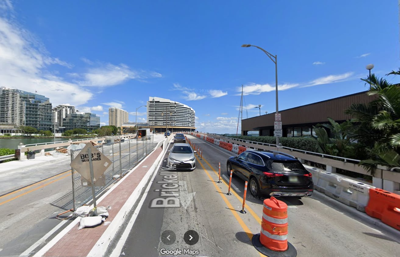 El FDOT establece que la Brickell Avenue Bridge no debe abrirse en horarios pico, pero vecinos denuncian excepciones frecuentes a la norma (Captura Google Maps)