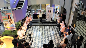 Integrantes de la comunidad médica se unieron en oración y reflexión durante la vigilia por la doctora Pinto Lazo.| Foto: Colegio Médico de La Libertad