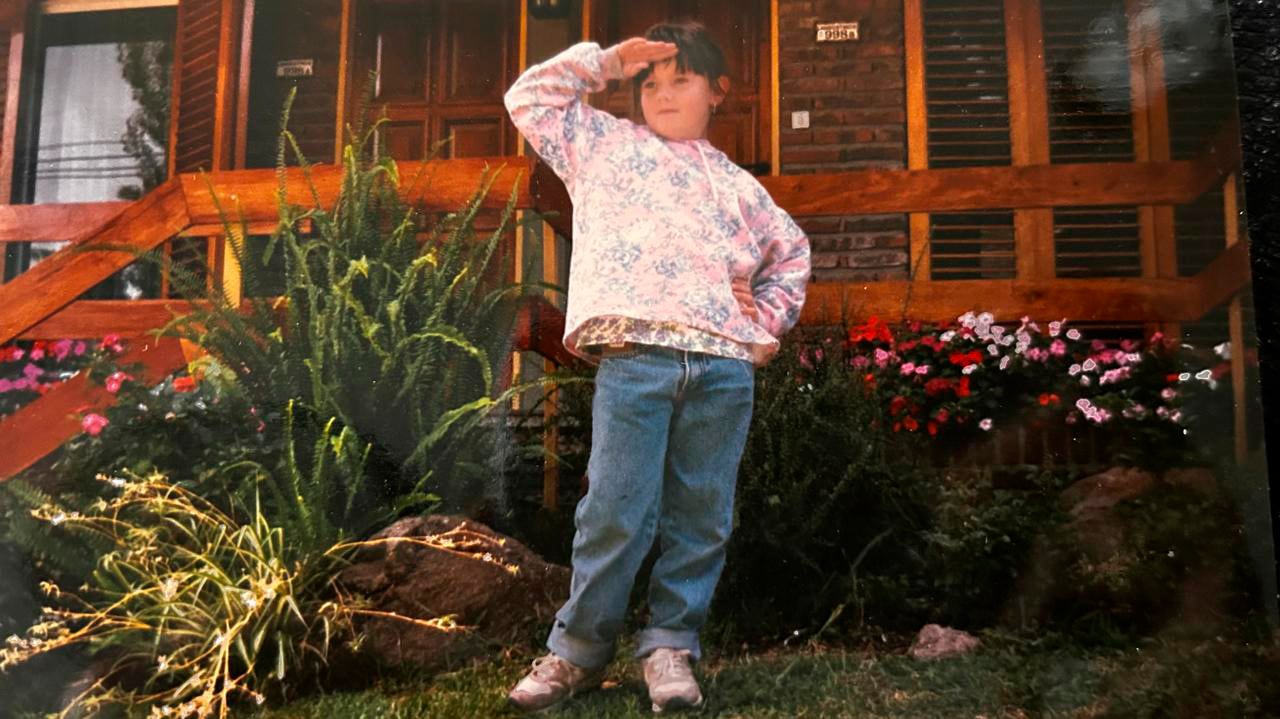 Laura Scianca de chica en la puerta de la casa familiar
