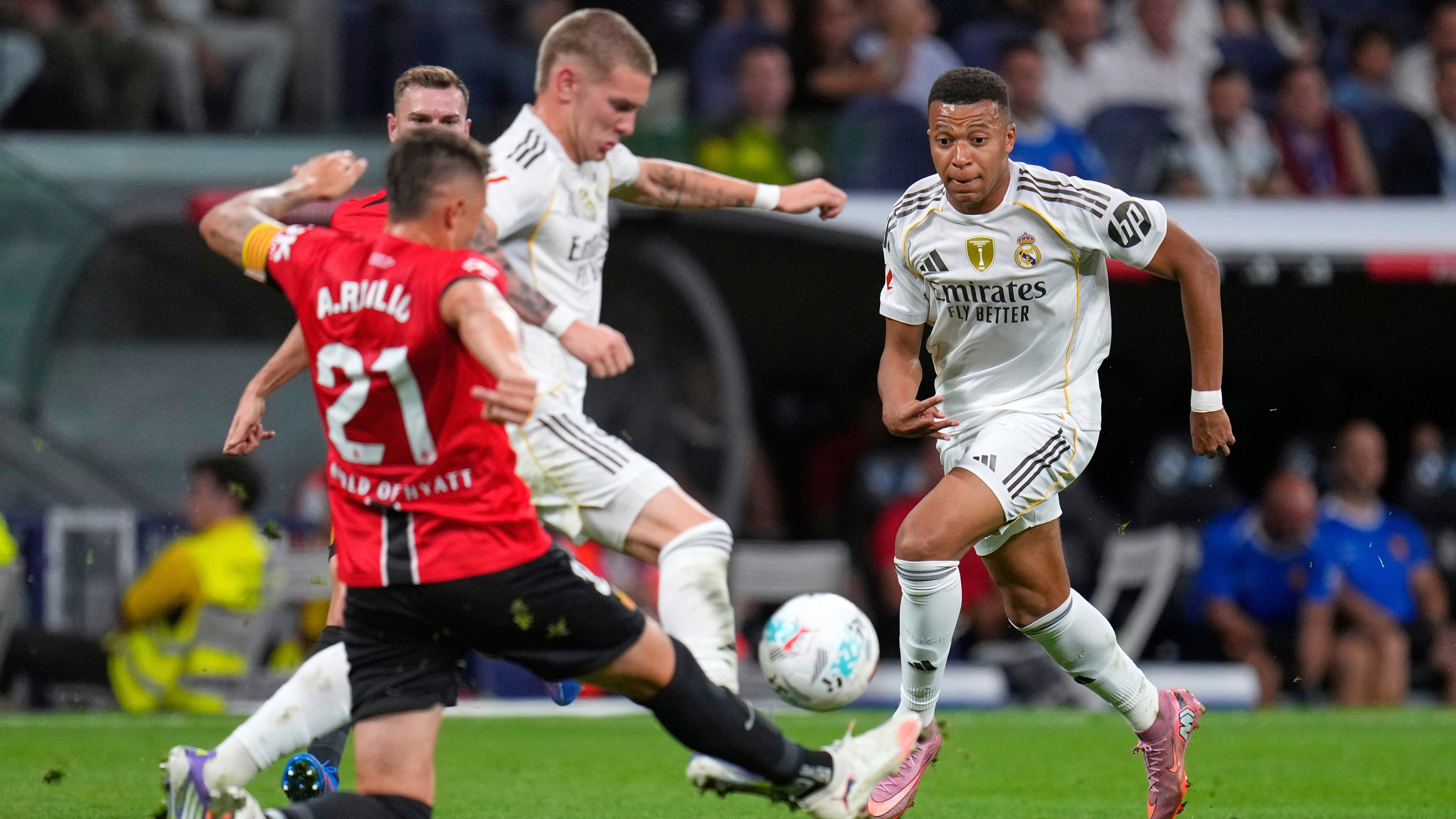 Franco Mastantuono intenta pasarle el balón a Kylian Mbappé durante el partido de fútbol de la Liga española entre Real Madrid y Mallorca (Foto AP/Manu Fernández)