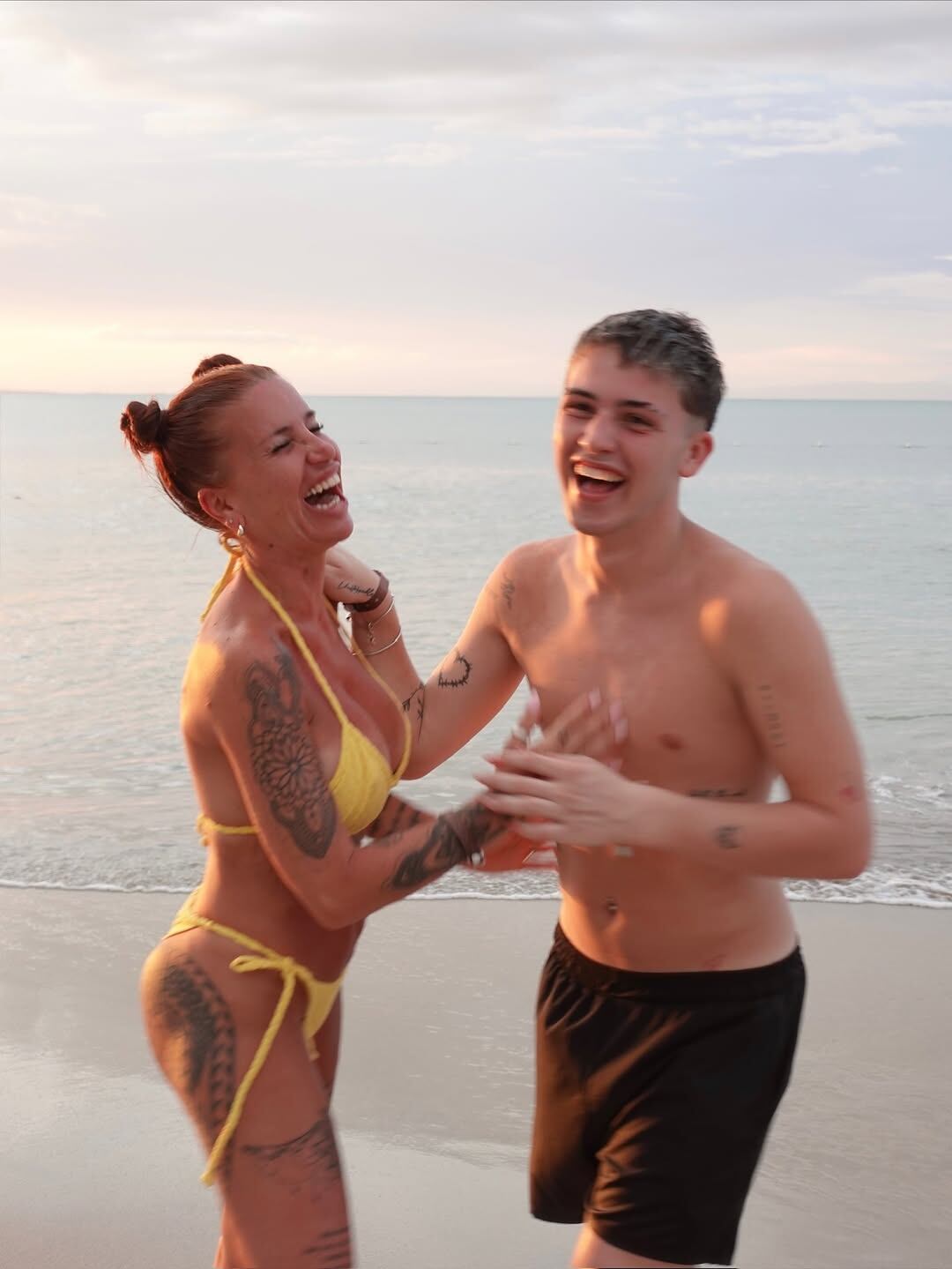 La familia de Florencia Peña posa unida frente al mar, transmitiendo armonía y alegría en cada fotografía